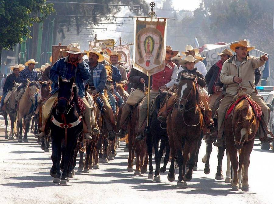 Feligreses parten a caballo en primera peregrinación rumbo a la Basílica de Guadalupe