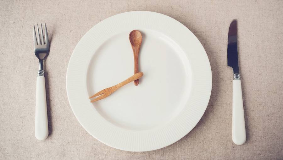 Ayuno intermitente genera una proteína que reduce la inflamación, según científicos