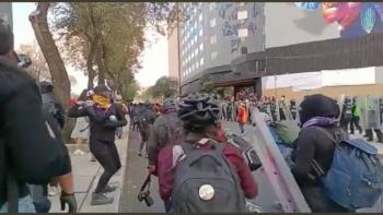 En marcha contra la Violencia de Género, manifestantes agreden a mujeres policías