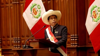 Congresistas presentan moci&oacute;n para destituir a presidente de Per&uacute;