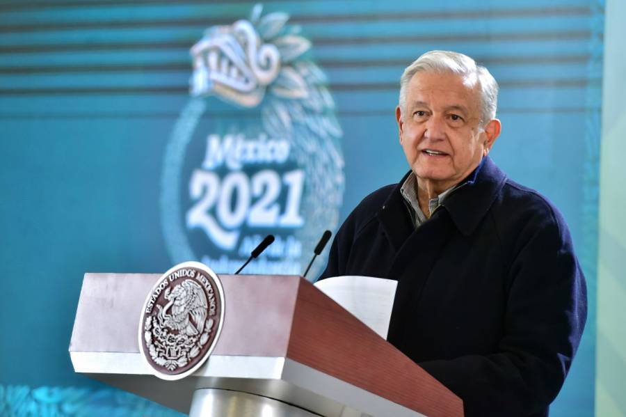 AMLO pide llevar cubrebocas a congregación masiva en Zócalo por informe