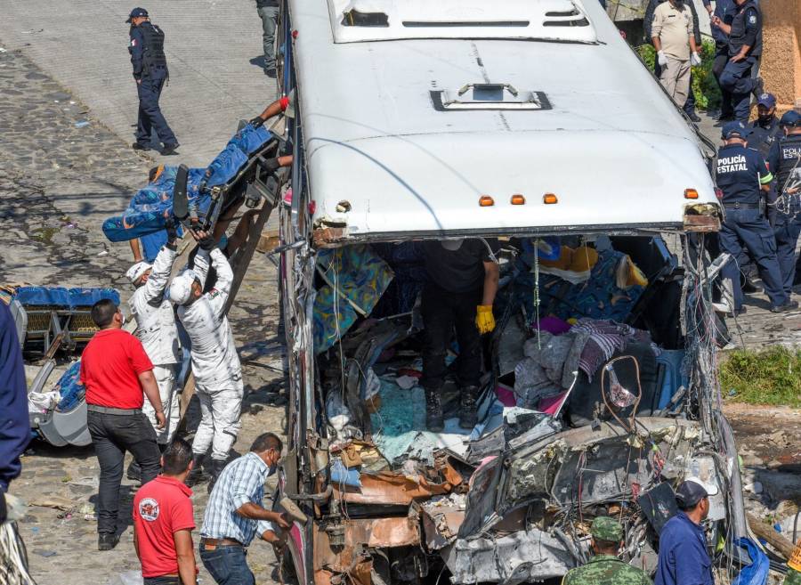 Asciende a 22 el número de muertos por choque de autobús en Joquicingo