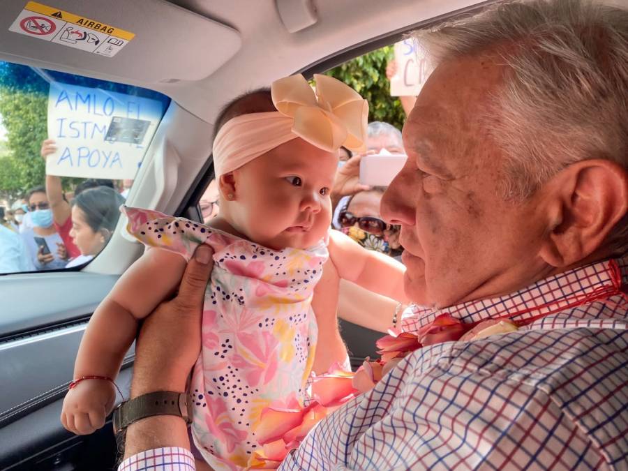 AMLO comparte foto con bebé en sus redes sociales