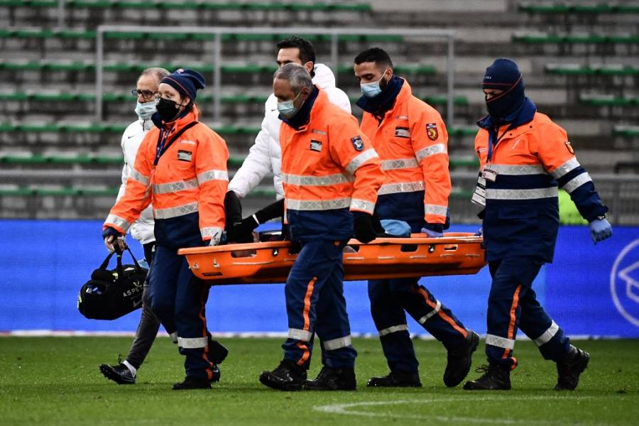 Neymar se retira en camilla lesionado del tobillo en el Saint-Etienne-PSG
