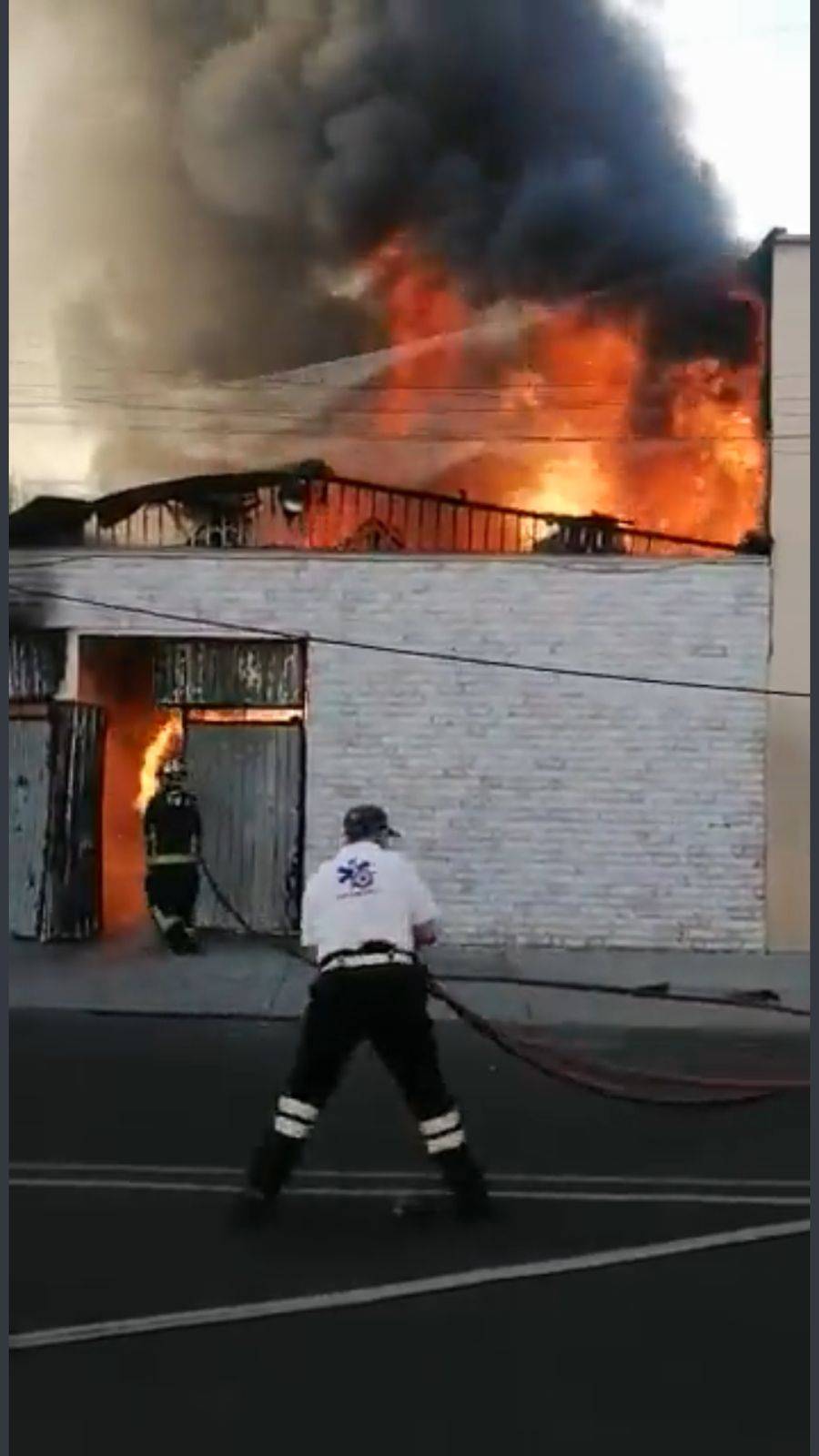 CDMX: Fuerte incendio en Venustiano Carranza es controlado por bomberos