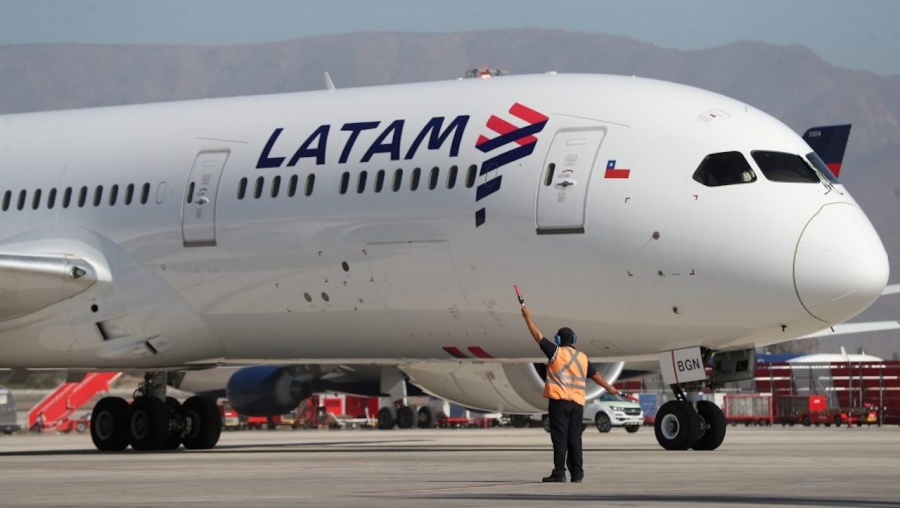 Acciones de LATAM airlines se desploman tras plan de reorganización