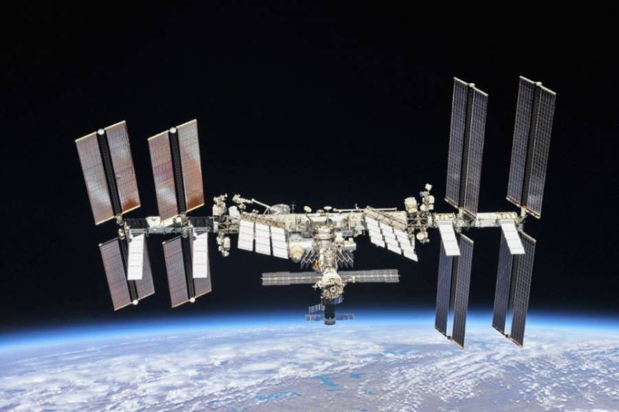 La NASA pospone caminata espacial de la EEI por riesgo por escombros