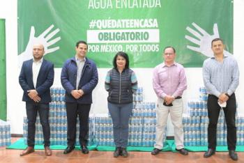 En Azcapotzalco Heineken México dona latas de agua potable a personas vulnerables