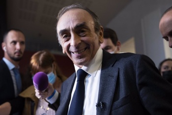 Un escritor sin trayectoria pol&iacute;tica irrumpe en la presidencial en Francia