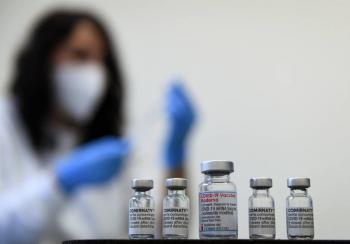 Reino Unido aplicar&aacute; vacuna de refuerzo anticovid a adultos