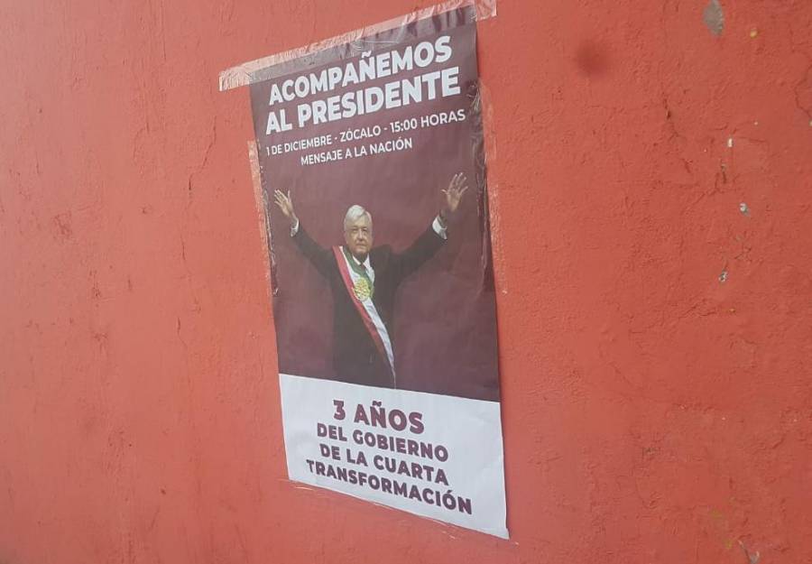 Con cientos de carteles se invita a informe de AMLO