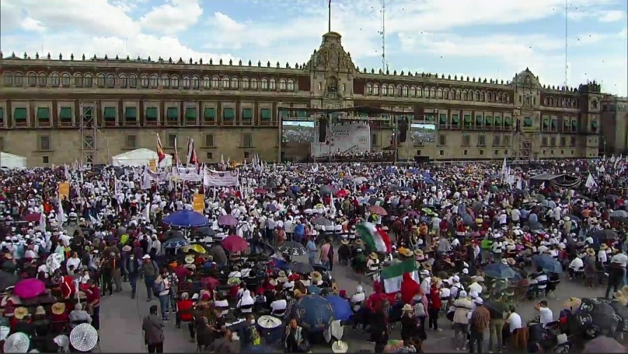 Inicia informe de AMLO en Zócalo; señala aumentos en pensiones y becas