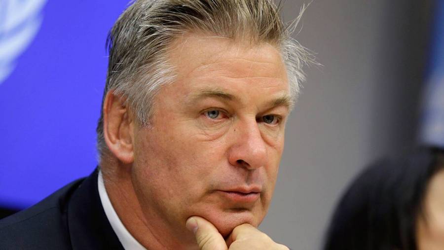 Alec Baldwin niega haber efectuado disparo que mató a mujer