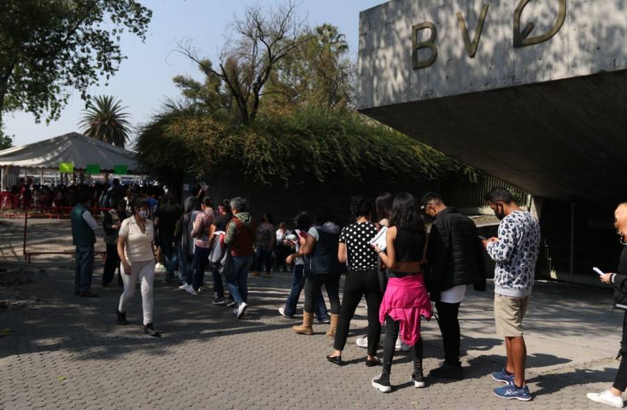 Centennials abarrotan Biblioteca Vasconcelos por vacunación Covid