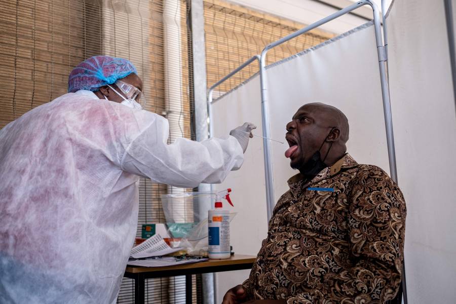 Se disparan casos de Covid-19 en Sud&aacute;frica por variante &Oacute;micron