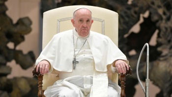 Papa Francisco pide solidarizarse con enfermos de VIH