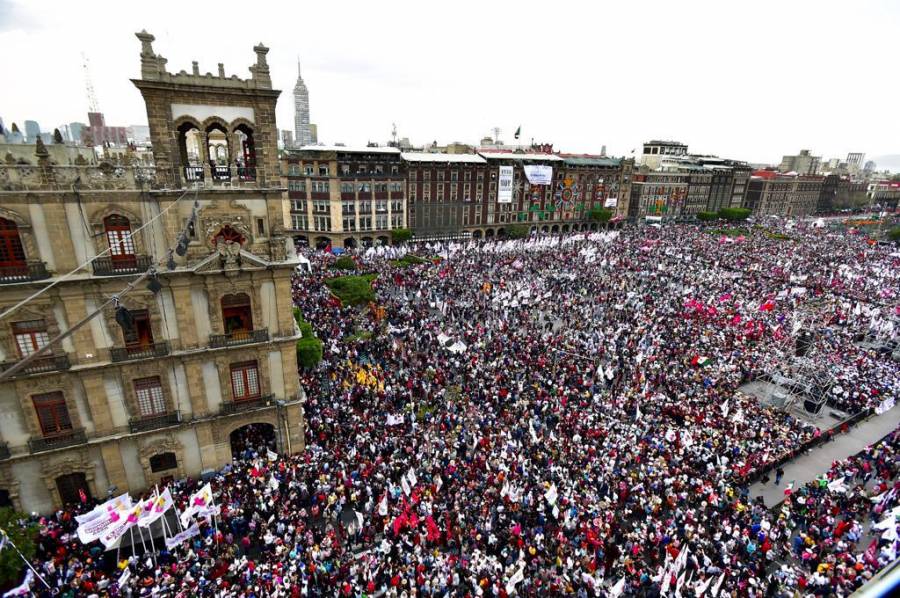 Acuden 250 mil personas al Zócalo por informe de AMLO