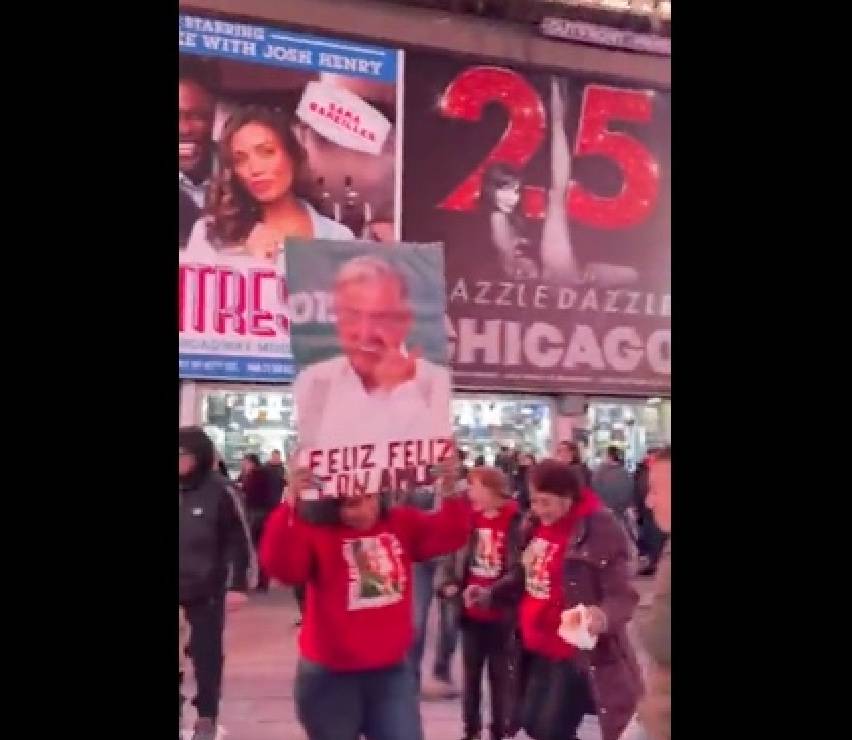 Mexicanos celebran el AMLOFest en el Times Square