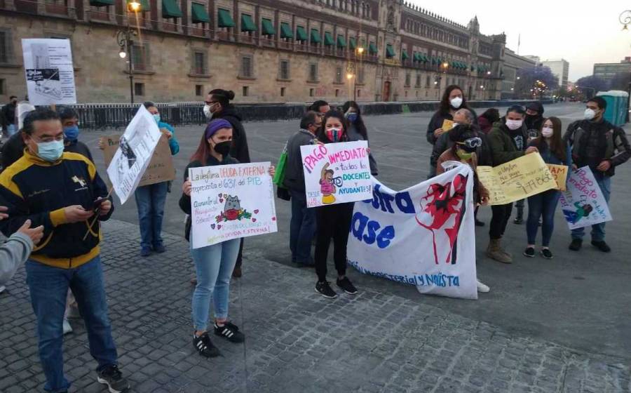 Maestros de la UNAM se manifiestan en Palacio Nacional
