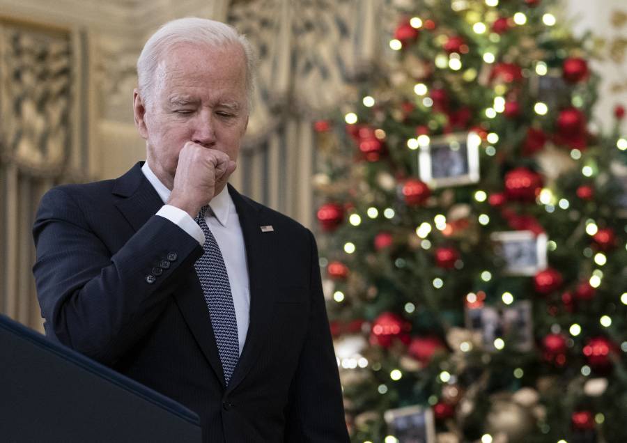 Con voz ronca, Biden asegura que “solo tiene un resfriado”