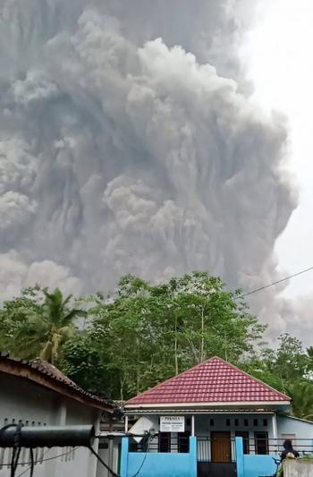 VIDEO: Huyen miles por impresionante erupci&oacute;n de volc&aacute;n en Indonesia