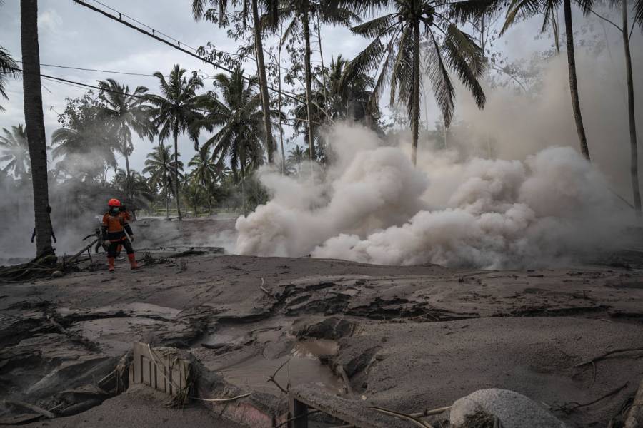 Suben a 13 los fallecidos por erupción de volcán en Indonesia