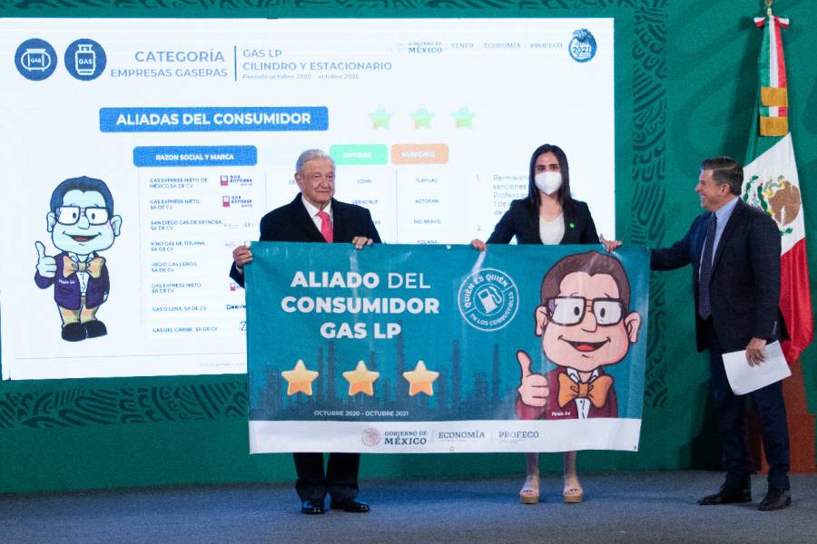 El presidente Andrés Manuel López Obrador entregó reconocimientos a concesionarios