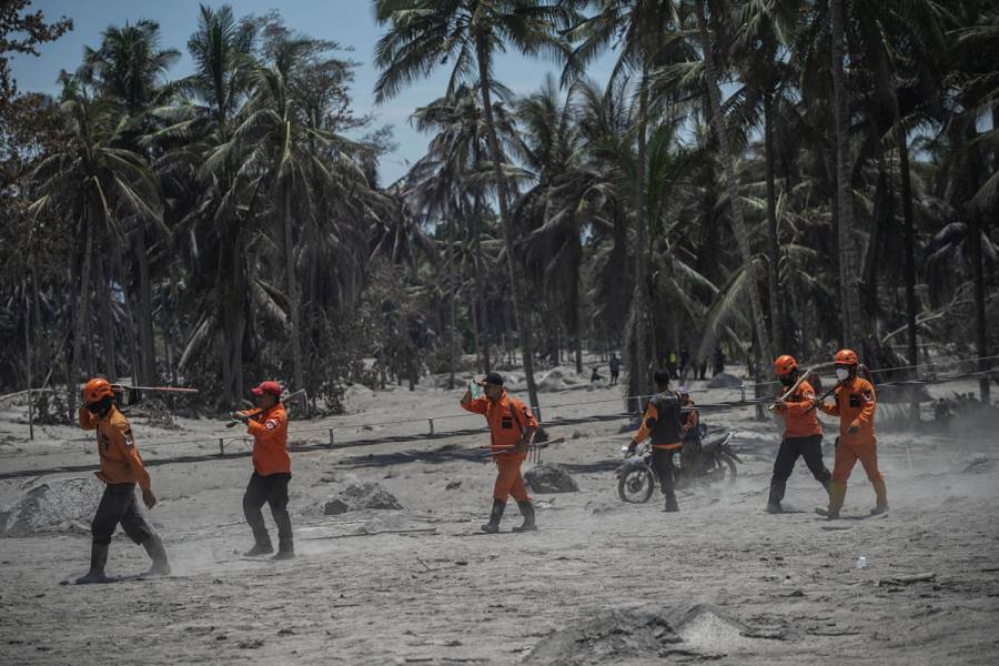 Suman 34 muertos por erupción de volcán en Indonesia