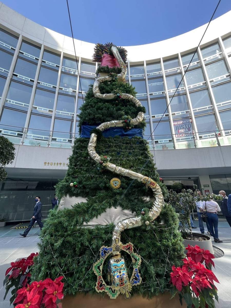 Tunden árbol de Navidad del Senado; de pésimo gusto, dicen