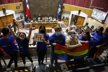 Chile da un nuevo paso contra la discriminaci&oacute;n y aprueba matrimonio igualitario