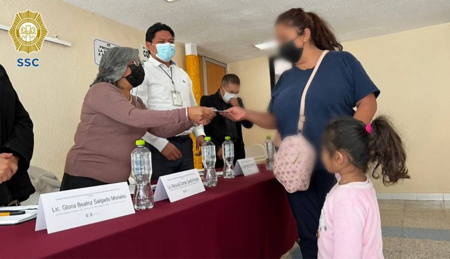 Hijos de reclusas en Santa Martha, reciben tarjetas de Beca para el Bienestar