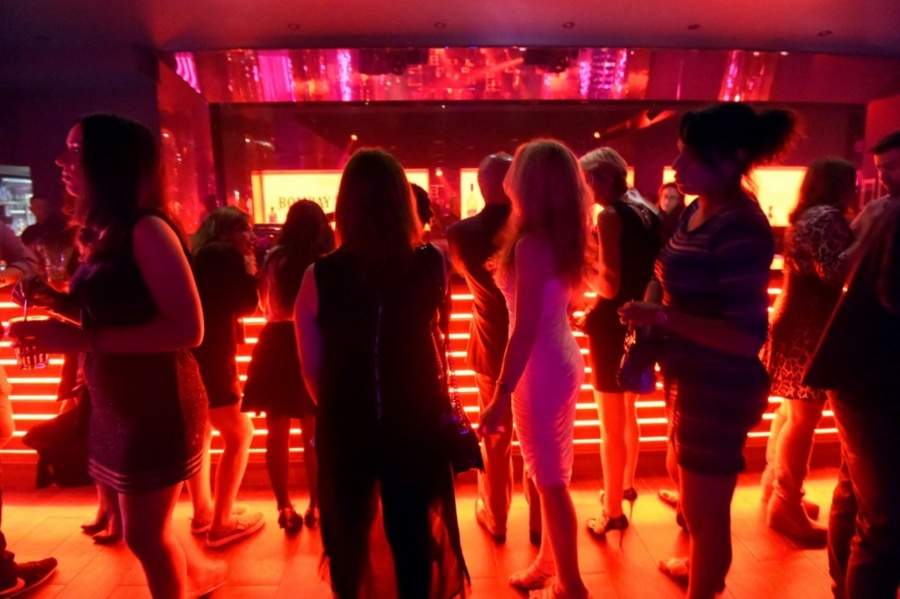Prohíben bailar en bares y restaurantes en Francia durante cuatro semanas por Covid-19