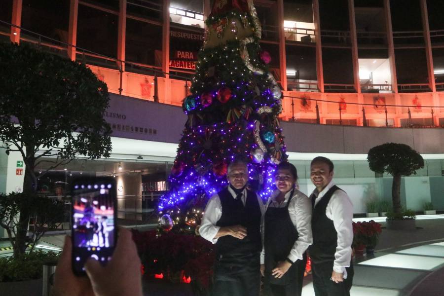 Tras polémica, encienden árbol de Navidad en el Senado