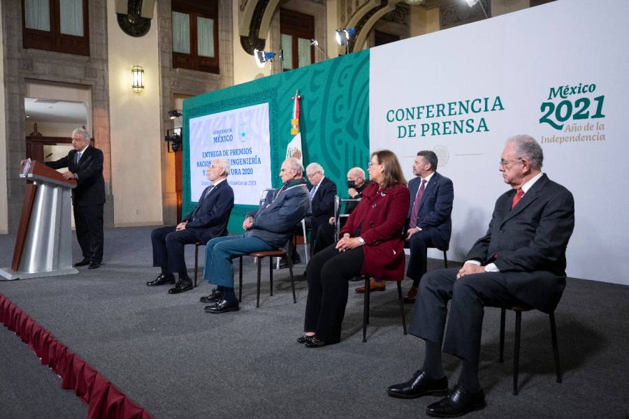 Piden a AMLO transparencia en megaobras durante entrega de premios de Ingeniería y Arquitectura