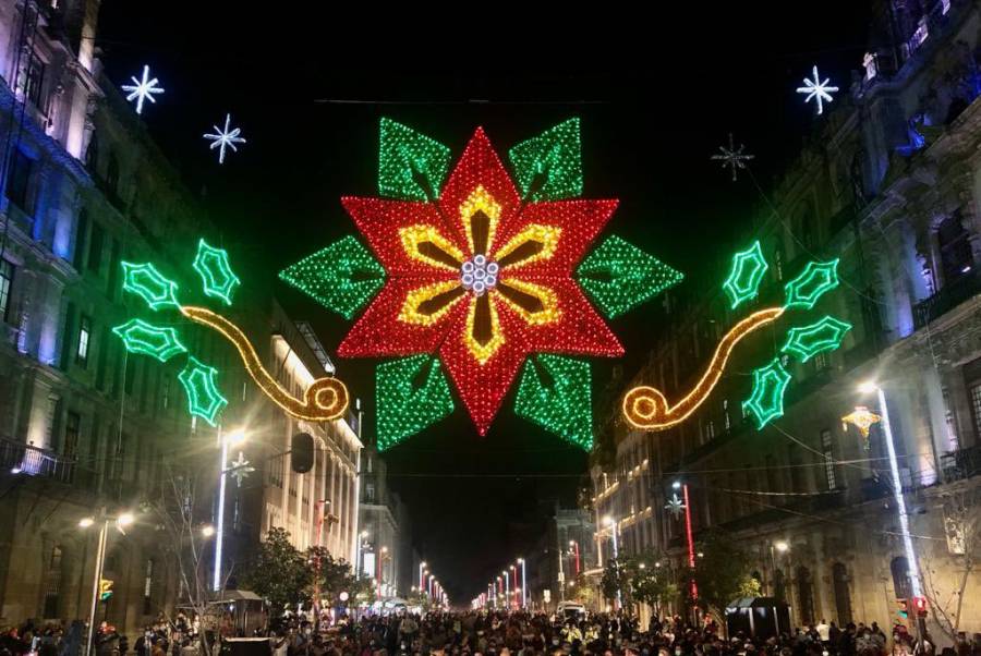 ¡Lleg&oacute; la Navidad! Iluminan el Z&oacute;calo con alumbrado decembrino