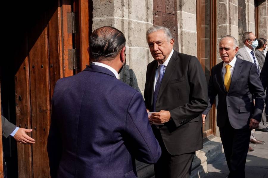 AMLO se re&uacute;ne en privado con empresarios
