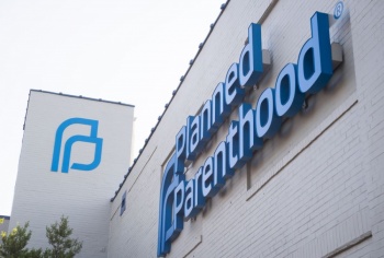 California busca garantizar el derecho al aborto a millones de mujeres de otros estados