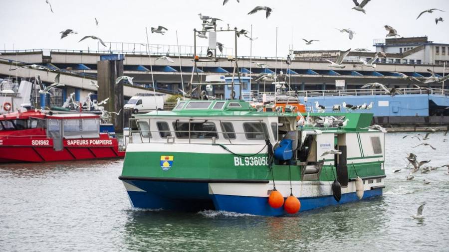 Reino Unido anuncia otras 23 licencias de pesca posbrexit para franceses