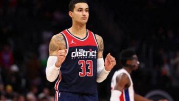 a NBA multa a Kuzma de los Wizards por gesto obsceno a espectador