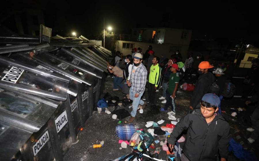 Se enfrentan migrantes y policías capitalinos