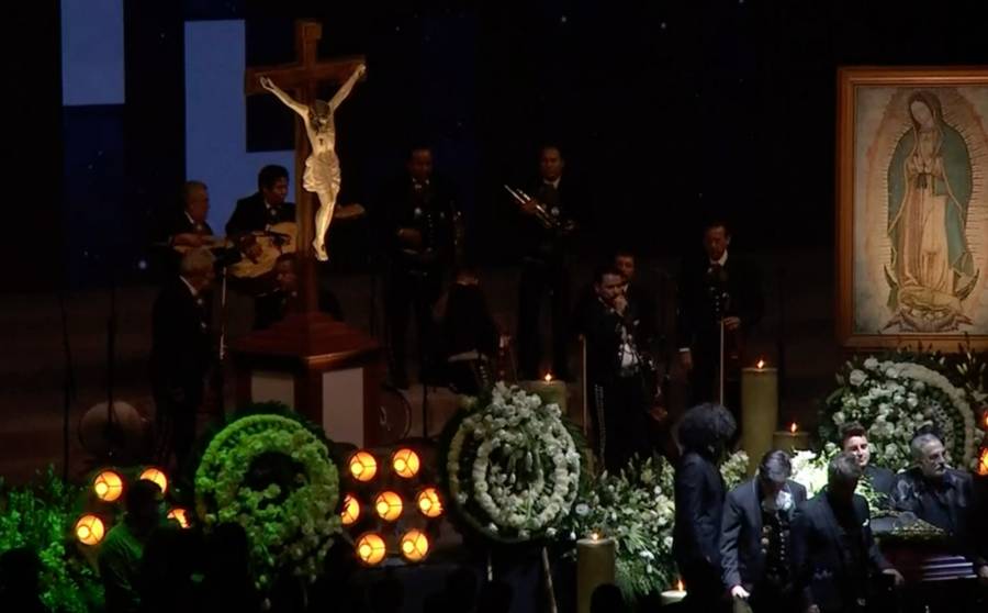 Fans y celebridades rinden homenaje a Vicente Fernández