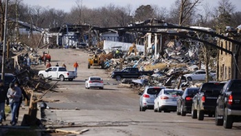 B&uacute;squeda desesperada de sobrevivientes en EEUU tras devastaci&oacute;n de tornados