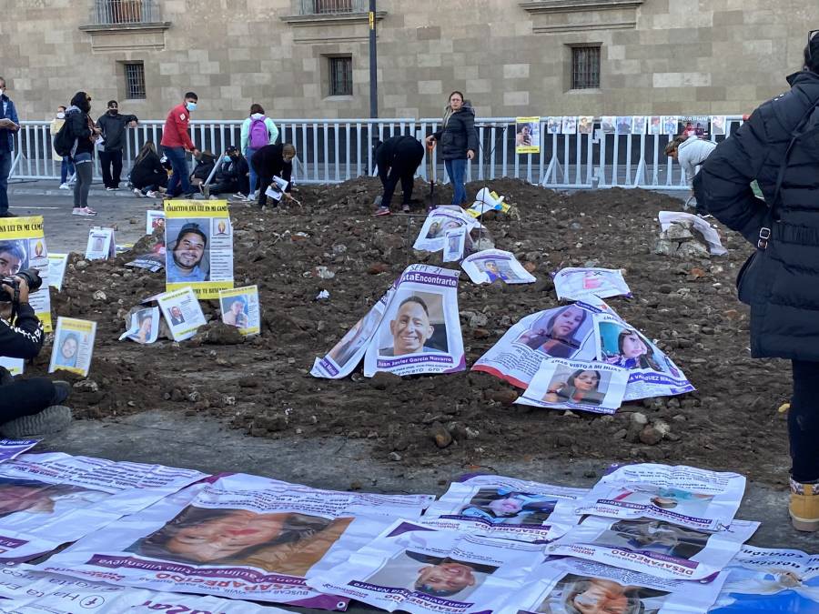 Con fosas clandestinas, colectivos protestan en el Zócalo