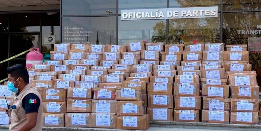 Organización entrega un millón de firmas al INE para revocación de mandato