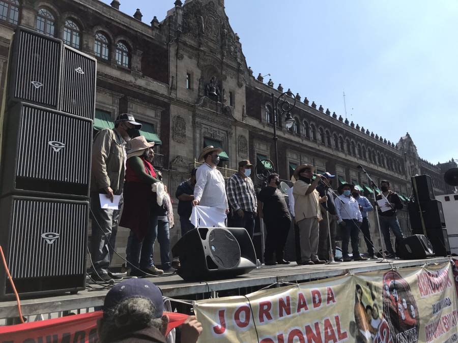 CNTE se planta en el Zócalo para exigir a AMLO que retome el diálogo