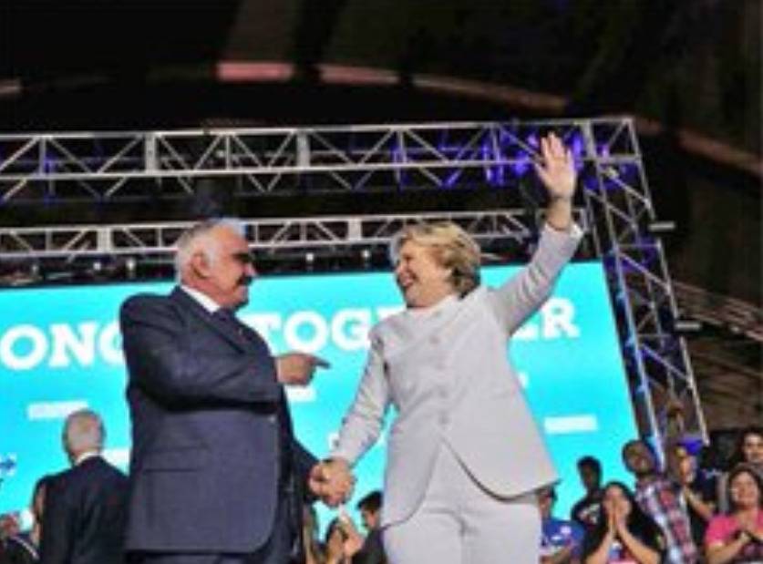 Hillary Clinton lamenta la muerte de Vicente Fernández: “un icono musical”