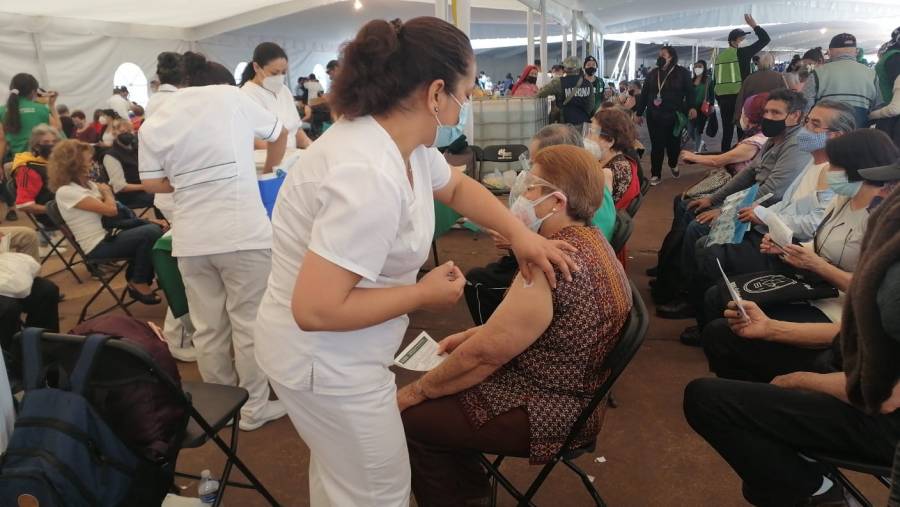 Miles de adultos mayores acuden al Olímpico Universitario para refuerzo anticovid