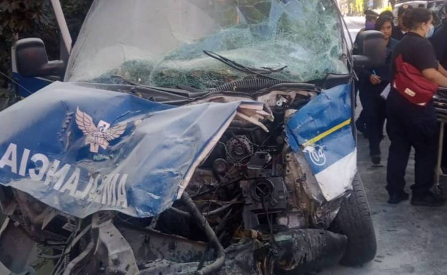 Fuerte choque entre dos ambulancias deja siete lesionados en la Roma Norte