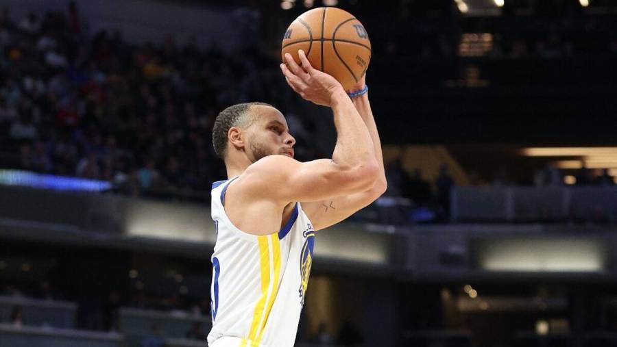 Stephen Curry queda a dos triples de convertirse en el máximo anotador de la NBA