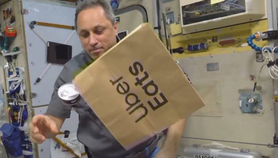 Uber Eats realiza primera entrega de comida en el espacio